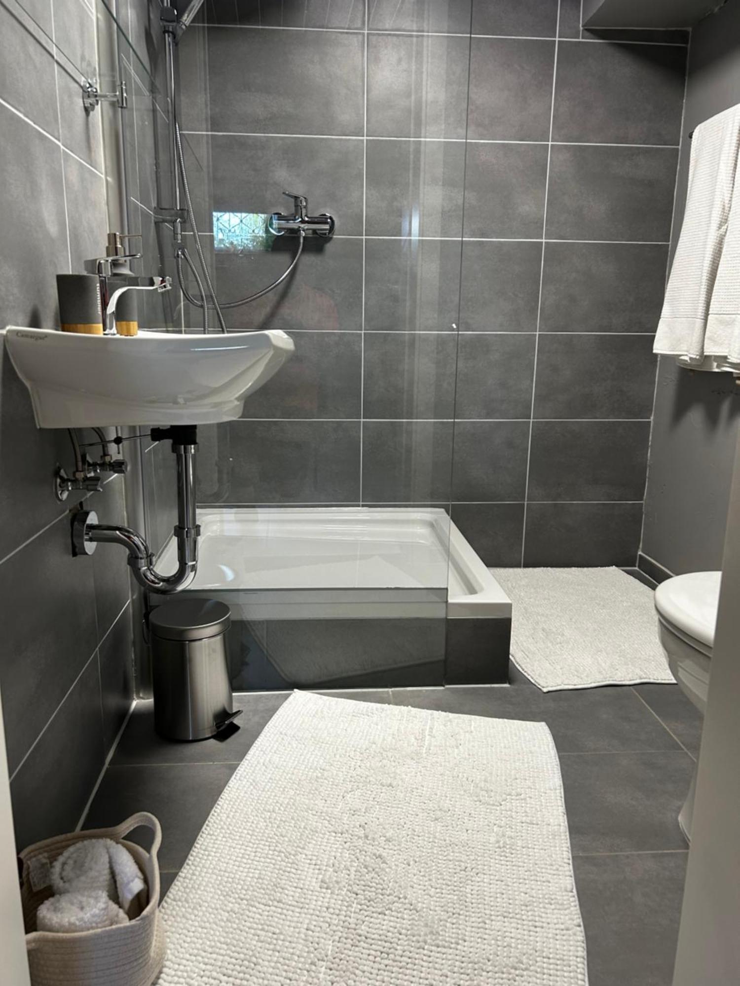 Guidos Place Souterrain Apartment Weissenthurm Kültér fotó